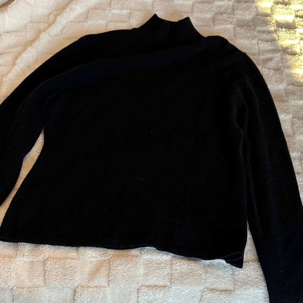 O—Chic Black Women's Cashmere Turtleneck Sweater